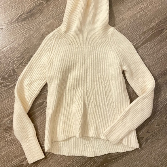 !SOLD! Banana Republic sweater. XS/ Petite XS - Picture 2 of 3